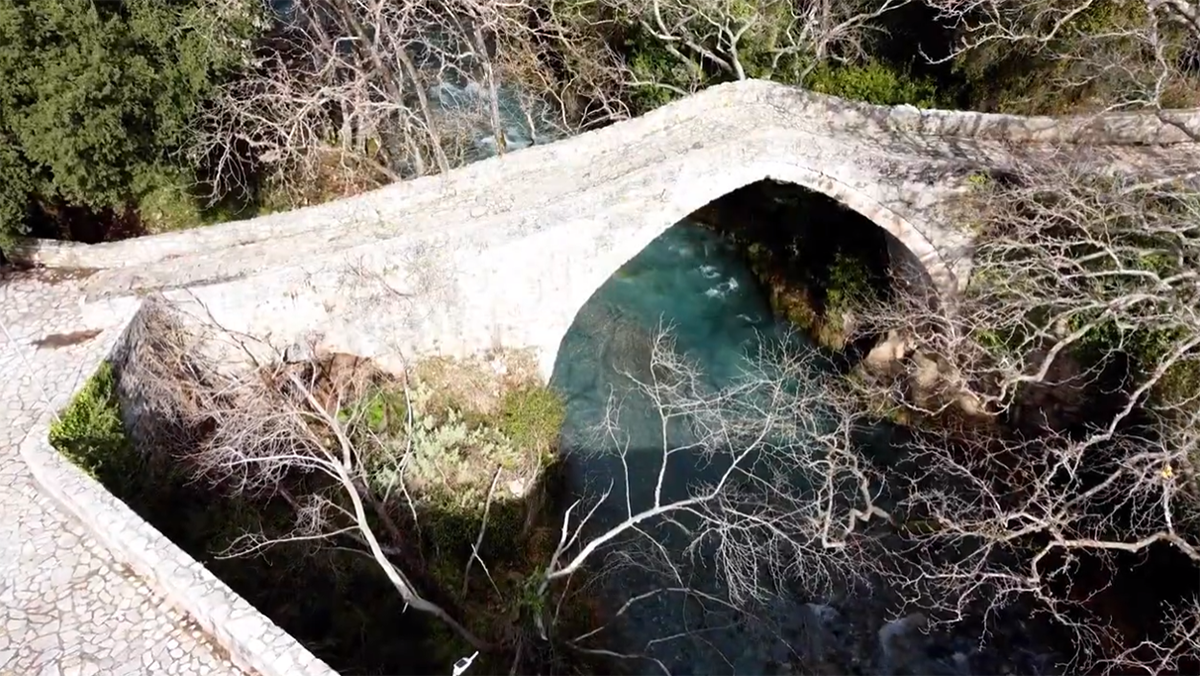 Το πέτρινο γεφύρι που στεφανώνει τον Λούσιο ανάμεσα σε Καρύταινα και Ατσίλοχο