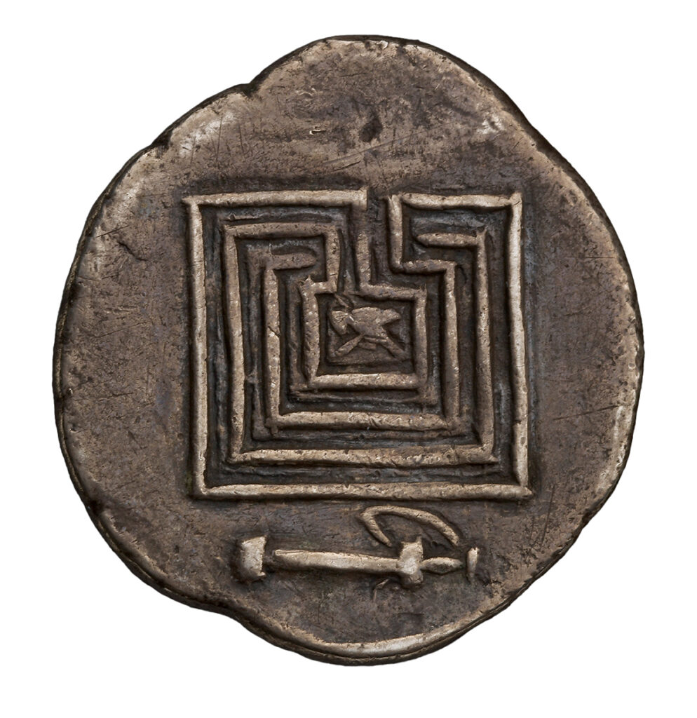 Εικ.3 Ασημένιο νόμισμα της Κνωσού με απεικόνιση του Λαβύρινθου
