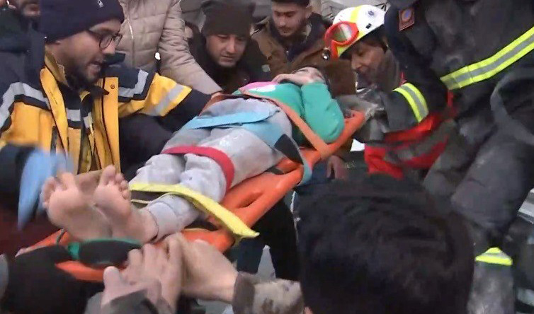 Σεισμός στην Τουρκία: Συγκίνηση στα ερείπια – Δείτε τη στιγμή που η ΕΜΑΚ απεγκλωβίζει 6χρονο κορίτσι