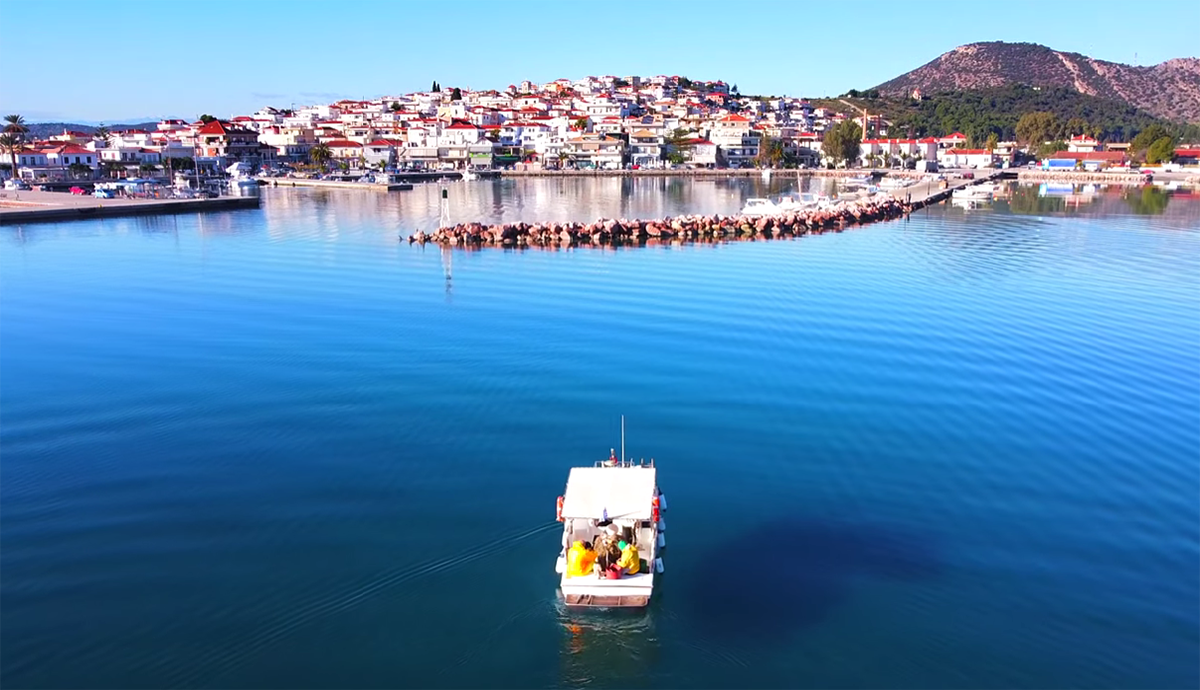 Η υπέροχη κωμόπολη που είναι χτισμένη δίπλα σε ένα πευκόφυτο ακρωτήριο στην άκρη της Αργολικής Χερσονήσου