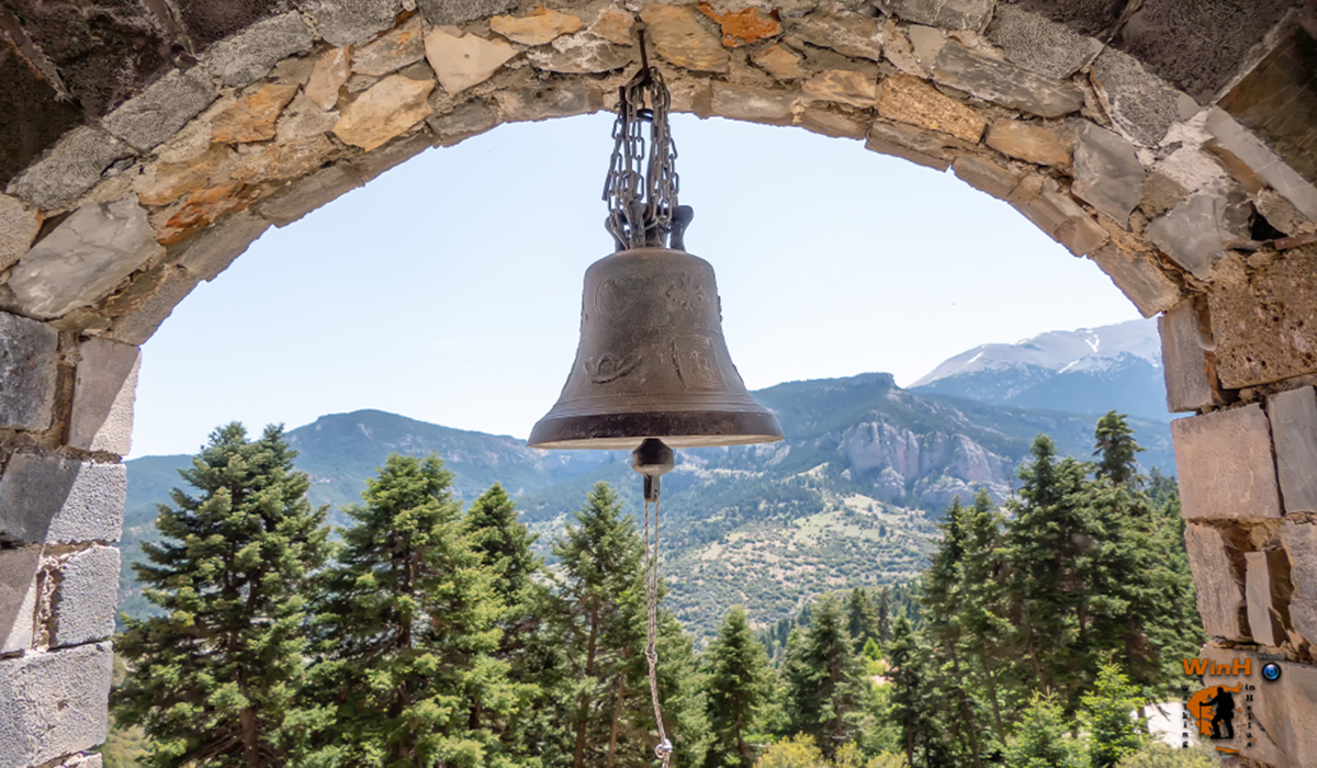Το μυστηριώδες κρυφό εκκλησάκι στην ορεινή Κορινθία που αναβλύζει αγίασμα