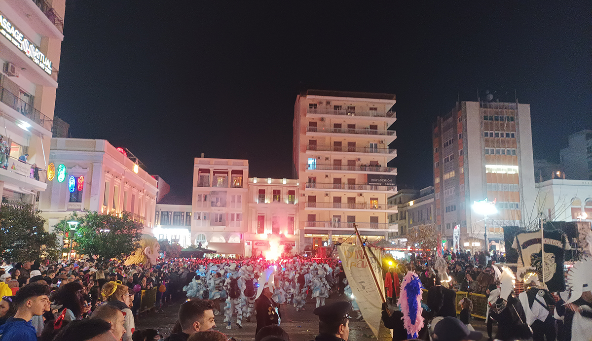 Το Πατρινό Καρναβάλι επέστρεψε με 50.000 καρναβαλιστές και 139 πληρώματα – Συναγερμός στα νοσοκομεία