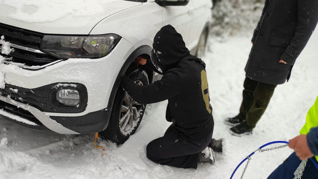 Τοποθέτηση αλυσίδων χιόνια αυτοκίνητο (2)