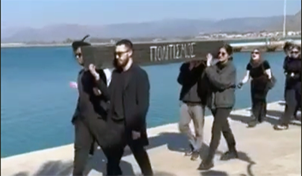 Ναύπλιο: Θρήνος μπροστά από το Μπούρτζι – Το συμβολικό δρώμενο που καθήλωσε (Βίντεο)