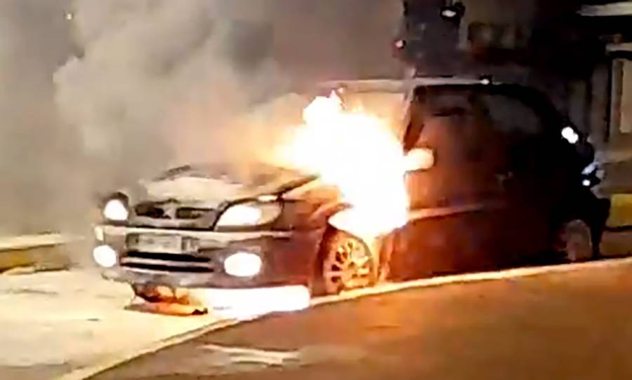 Καλαμάτα: Νεαρός οδηγός είδε το αυτοκίνητό του να τυλίγεται στις φλόγες (Βίντεο)