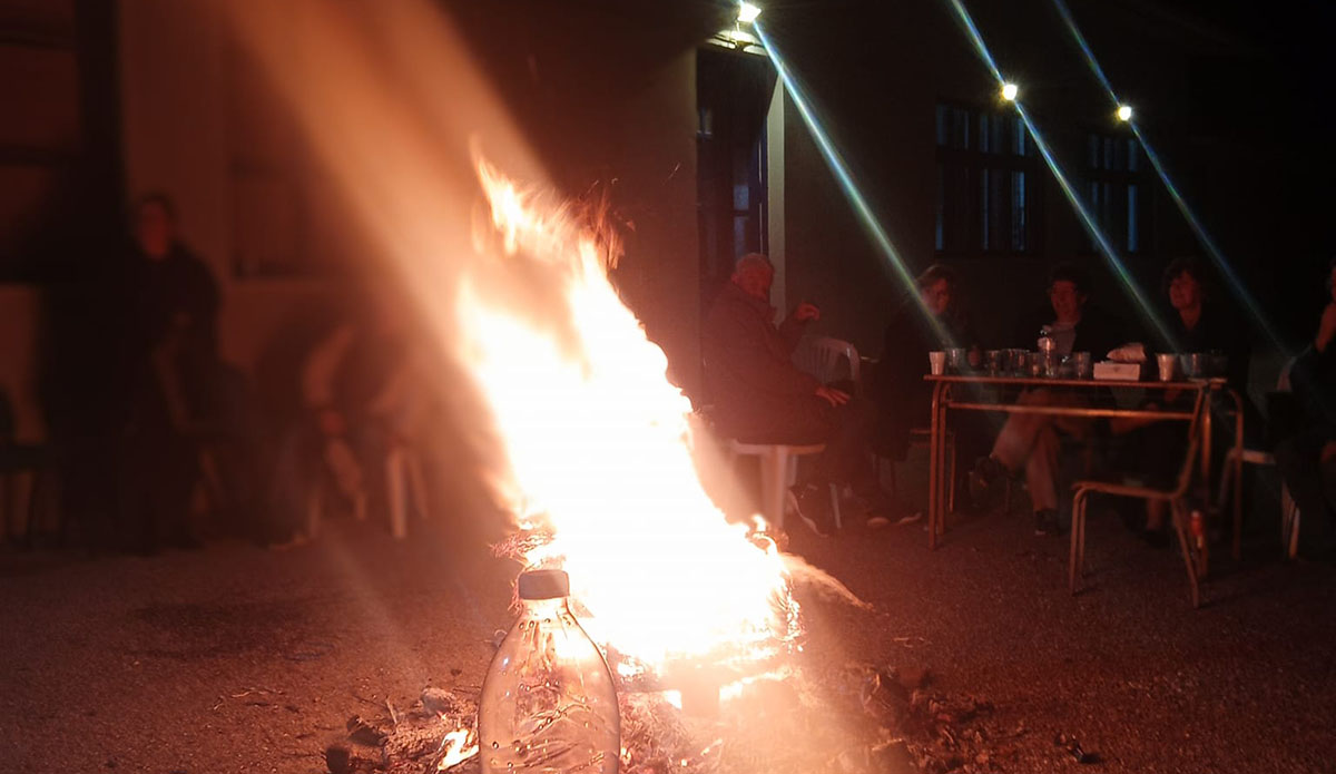 Γιορτάζουν τις Απόκριες με φωτιές στο Κουρτάκι