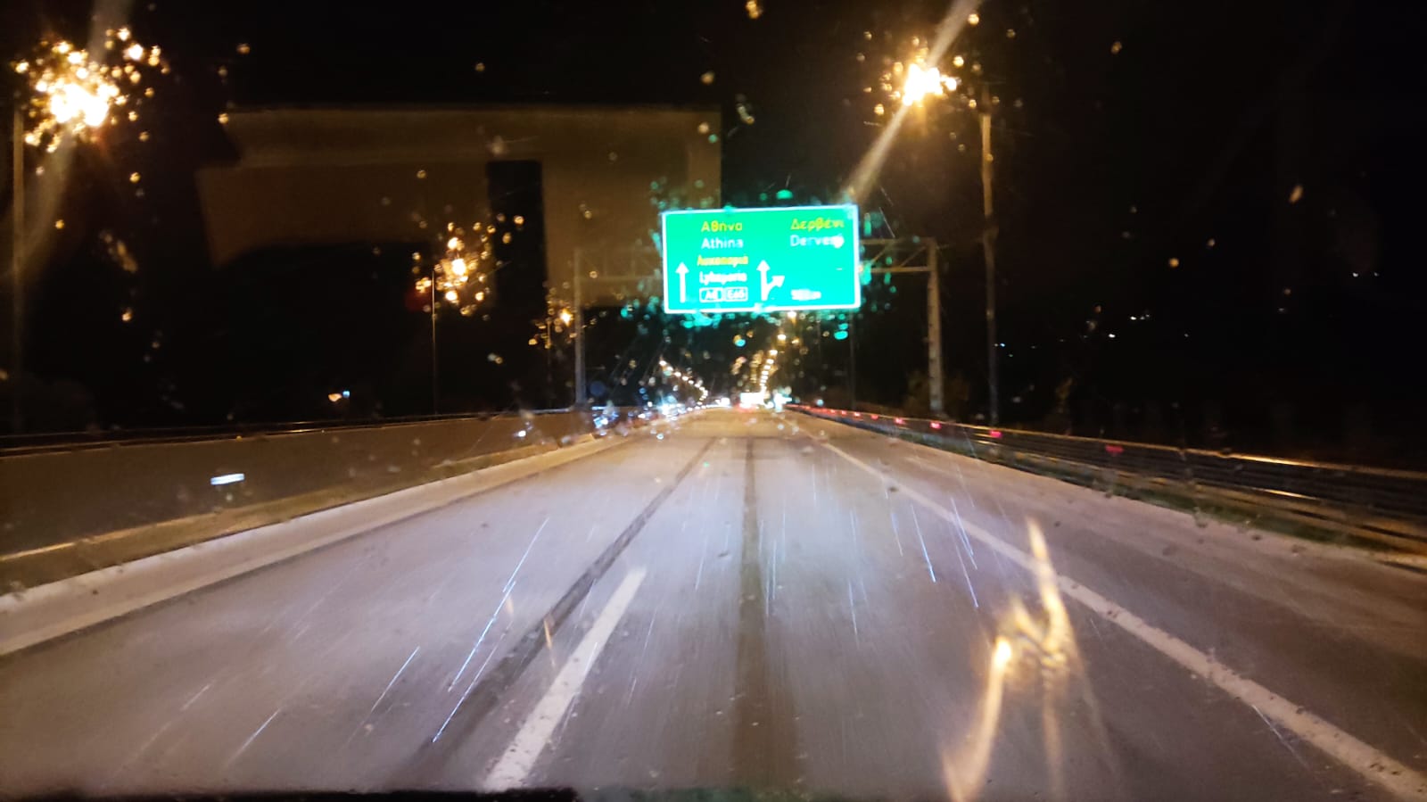 Χιονίζει: Προσοχή σε όσους κινούνται στον αυτοκινητόδρομο Κόρινθος – Πάτρα