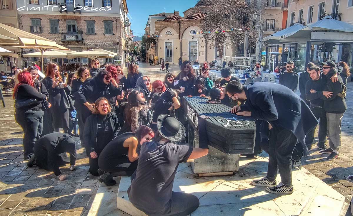 Κηδεία στο Ναύπλιο: Οι φοιτητές «έκλαψαν» για την δικαιοσύνη και τον πολιτισμό