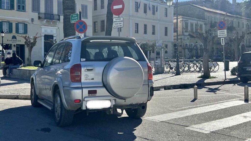 Παράνομη στάθμευση στο Ναύπλιο (2)