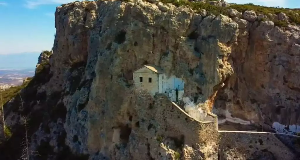 Το άγνωστο ημισπηλαιώδες εκκλησάκι και το κάστρο που επόπτευε Νεμέα και Βόχα