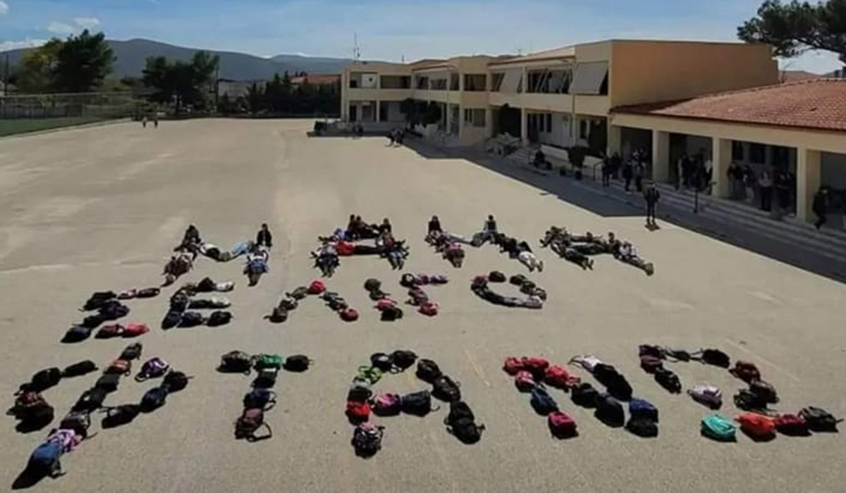 «Μαμά σε λίγο φτάνω»: Συγκινούν οι μαθητές από το Λυγουριό – Στέλνουν μήνυμα για τα θύματα στα Τέμπη