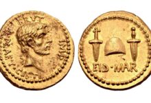 Εικ.2: Χρυσό νόμισμα από τους Φιλίππους. Στην Α όψη (2α) του νομίσματος εικονίζει την κεφαλή του Βρούτου και στην Β όψη εικονίζεται ο σκούφος της Ρωμαϊκής Δημοκρατίας και τα δυο εγχειρίδια της δολοφονία του Ιούλιου Καίσαρα / ΦΩΤΟ: ΥΠΠΟΑ