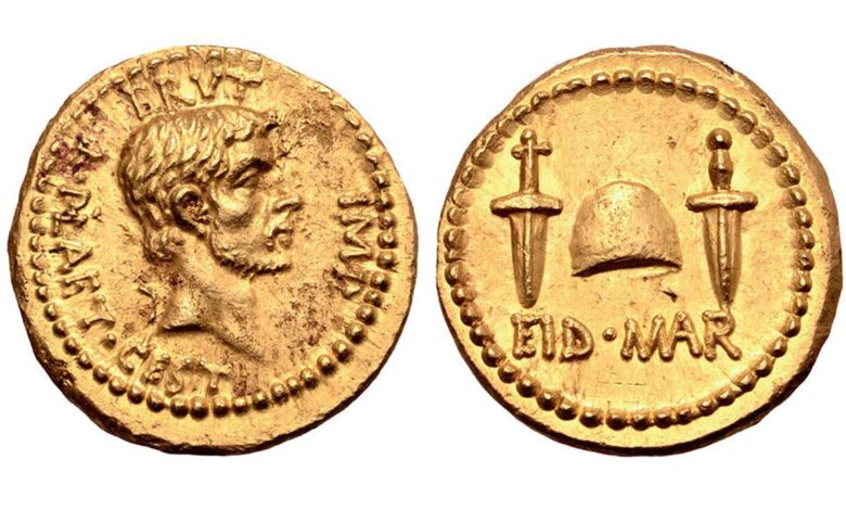 Εικ.2: Χρυσό νόμισμα από τους Φιλίππους. Στην Α όψη (2α) του νομίσματος εικονίζει την κεφαλή του Βρούτου και στην Β όψη εικονίζεται ο σκούφος της Ρωμαϊκής Δημοκρατίας και τα δυο εγχειρίδια της δολοφονία του Ιούλιου Καίσαρα / ΦΩΤΟ: ΥΠΠΟΑ