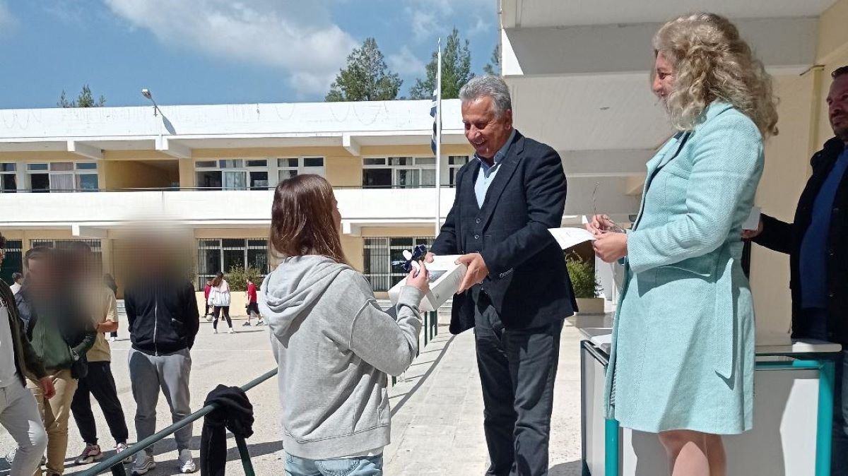 Δ. Ερμιονίδας: Οι μαθητές της Γ’ Λυκείου παρέλαβαν την επετειακή έκδοση “Η Συμβολή της Ερμιονίδας στην Επανάσταση του 1821’’