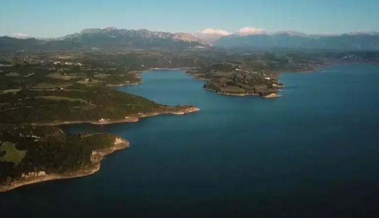 Αυτή είναι η μεγαλύτερη λίμνη της Πελοποννήσου που για να φτιαχτεί εγκαταλείφθηκαν 4 οικισμοί