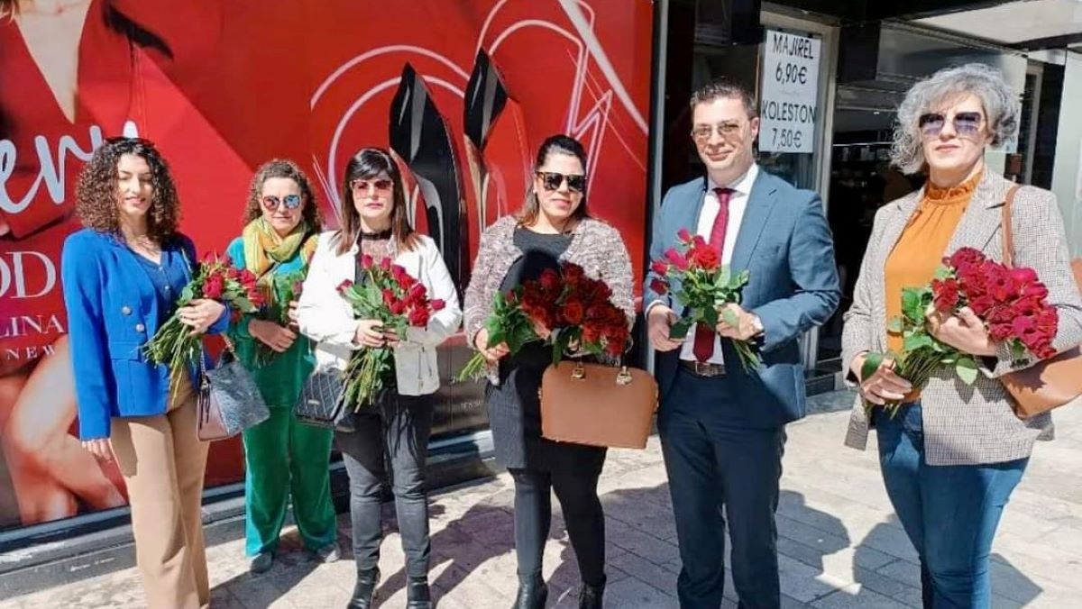 Ναύπλιο: 1000 τριαντάφυλλα και χαμόγελα μοίρασε ο Μάκαρης στις γυναίκες