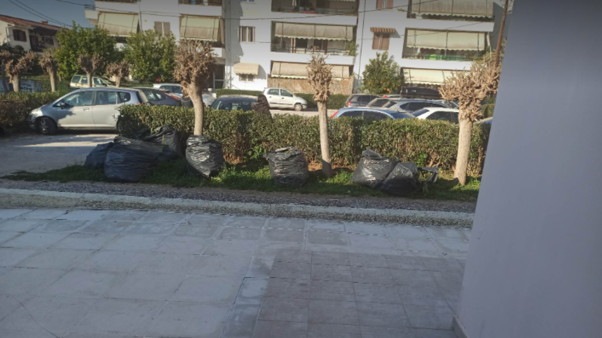 Ναύπλιο: Κλάδεψαν τα δέντρα και παράτησαν τις σακούλες εκεί