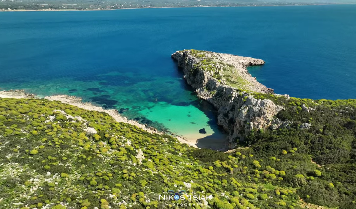Το άγνωστο καταπράσινο νησί της Μεσσηνίας με το ναυάγιο και το μοναστήρι