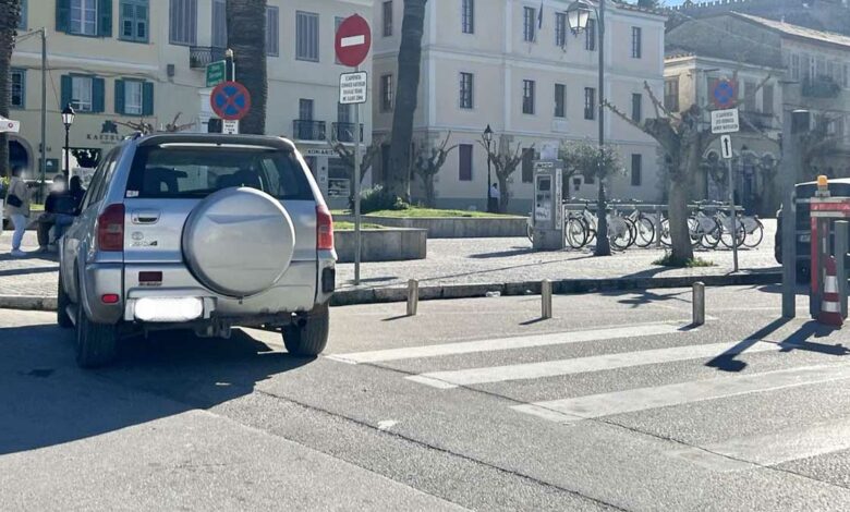 Παράνομη στάθμευση στο Ναύπλιο (1)