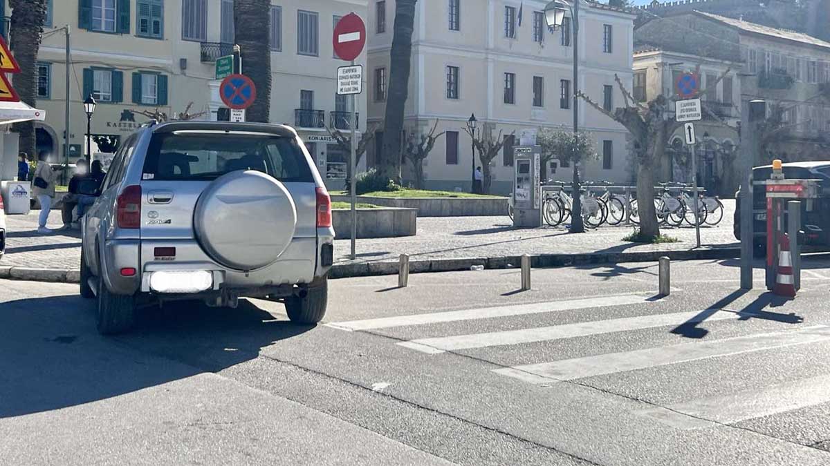 Ναύπλιο: Παρκάρουν όπου να ‘ναι, ακόμα και απέναντι από το δημαρχείο