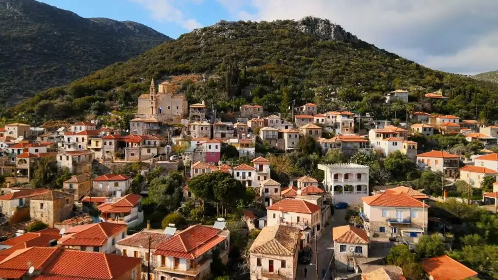 Αυτό είναι το χωριό της Μάνης με τη μεγαλύτερη ηλιοφάνεια στην ηπειρωτική Ελλάδα