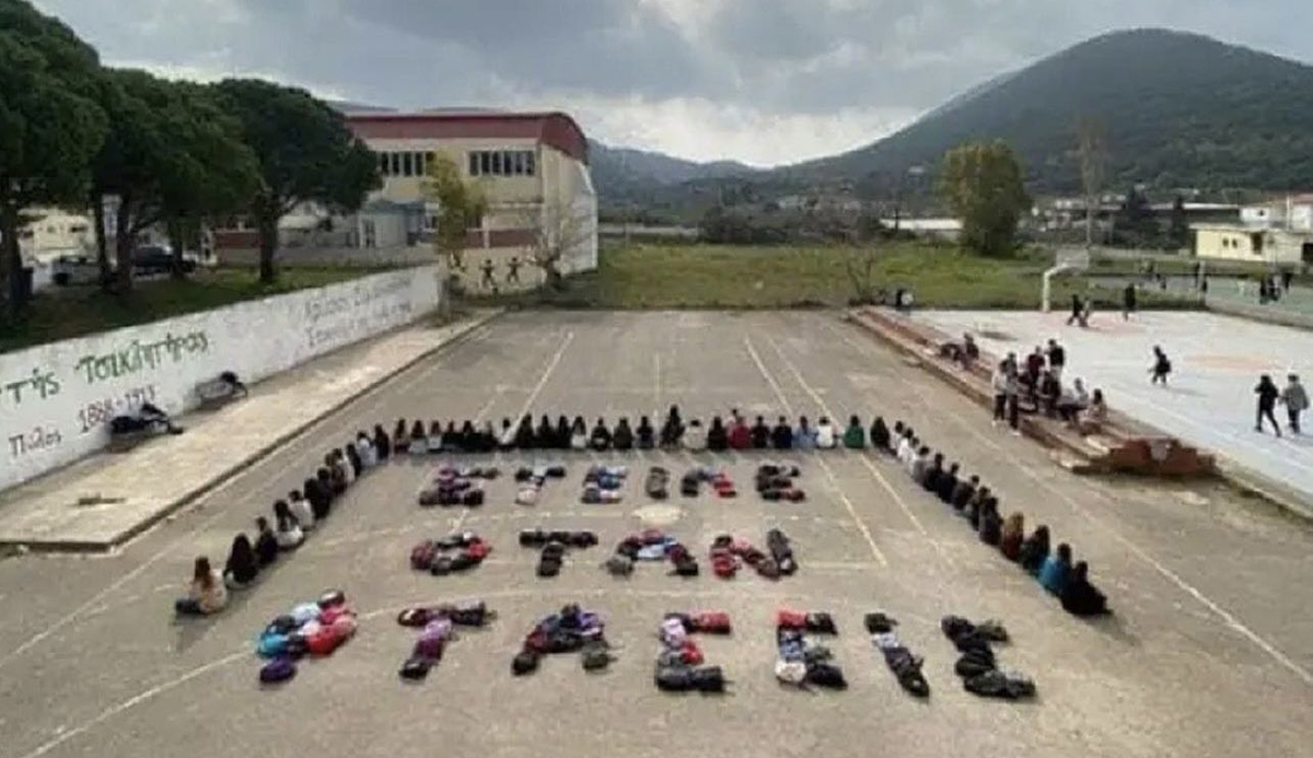 «Στείλε όταν φτάσεις» – Μαθητές από την Πύλο εκφράζουν οργή για την τραγωδία στα Τέμπη
