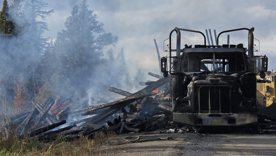 Φορτηγό τυλίχθηκε στις φλόγες εν κινήσει στην Κορίνθου – Πατρών