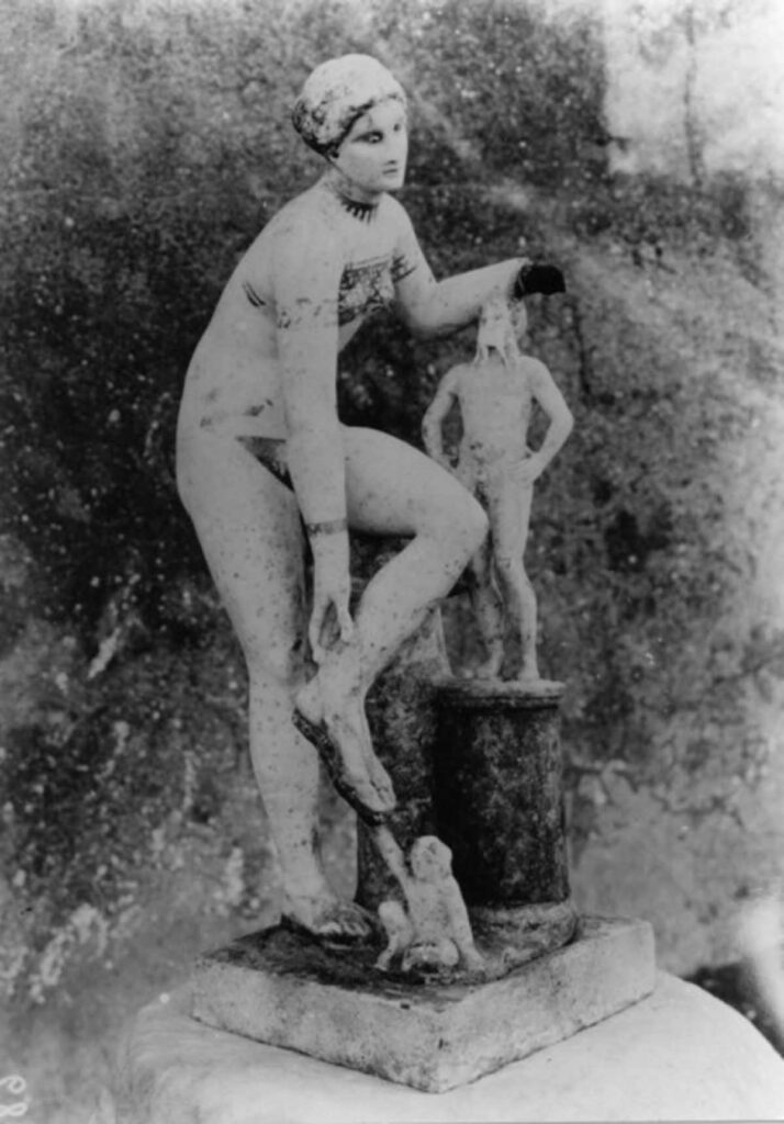 Το άγαλμα της Αφροδίτης την εποχή της ανακάλυψής του 1954
