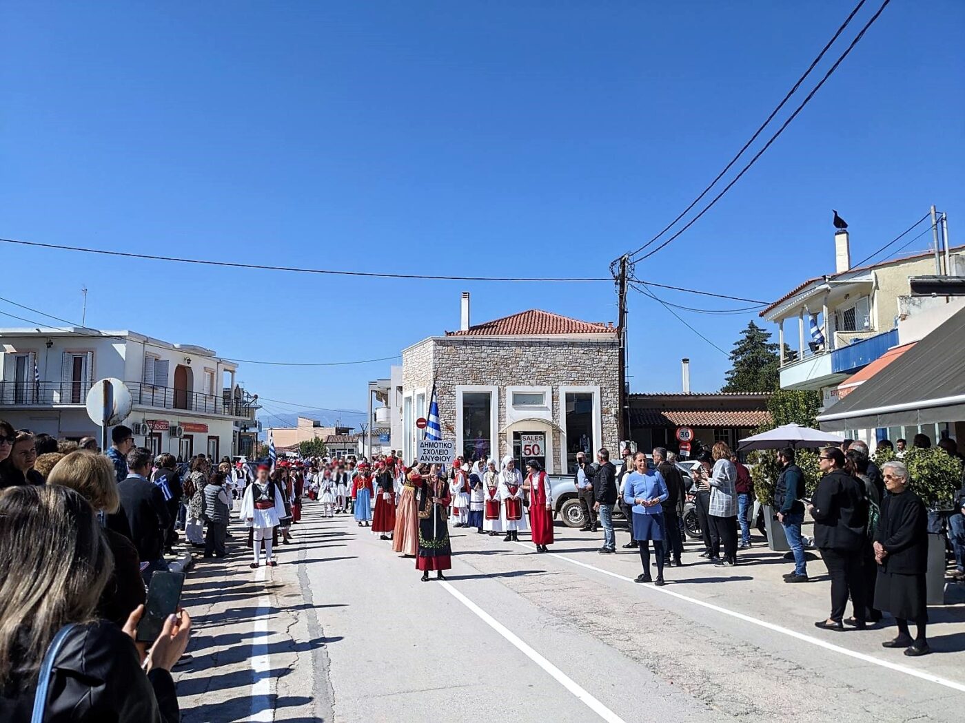 Αγία Τριάδα: Εντυπωσιακές στολές (Φωτογραφίες από την παρέλαση)