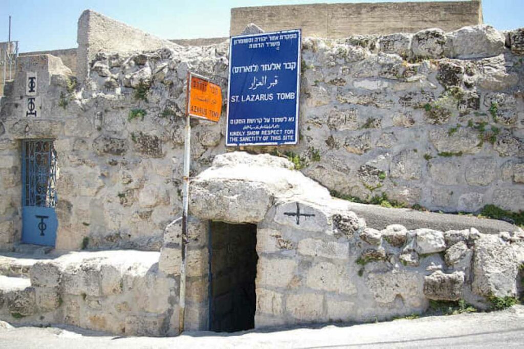 Εικ.2: Η είσοδος του τάφου του Λαζάρου στην Βηθανία ΦΩΤΟ: αρχείο Κ.Τζιαμπάσης 2002)