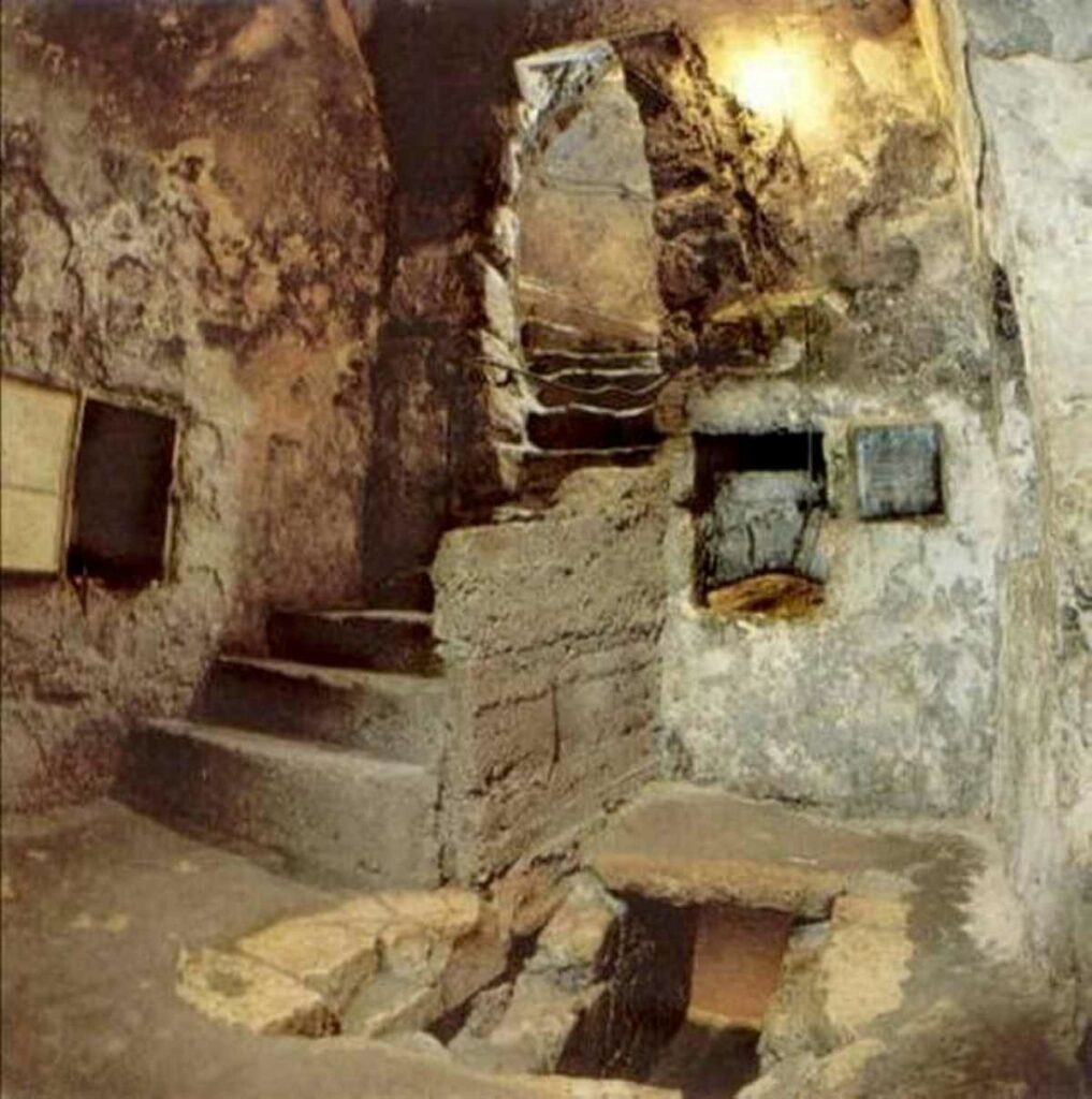 Εικ.3: Το εσωτερικό από τον τάφο του Λαζάρου στη Βηθανία ΦΩΤΟ: αρχείο Κ.Τζιαμπάση 2002)