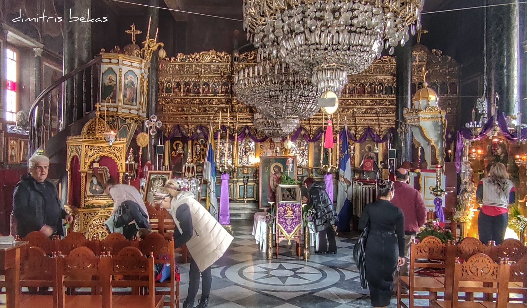 Στολισμένη με μωβ χρώμα η Παναγία Ναυπλίου για την Ακολουθία του Νυμφίου