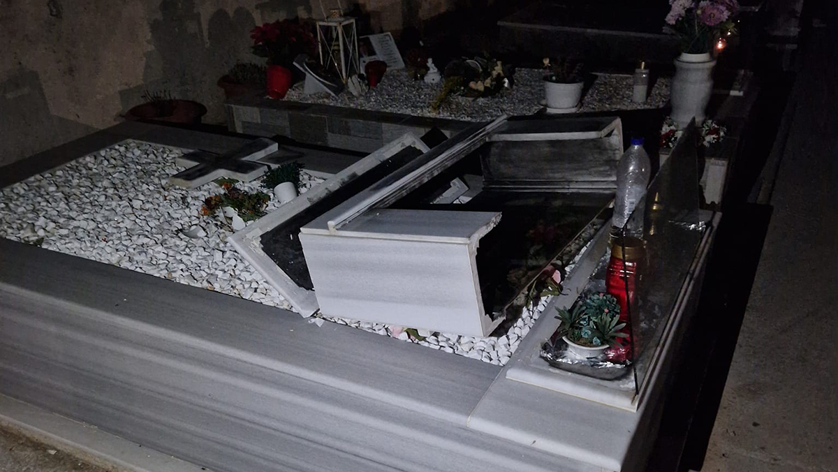 Οργή στα Εξαμίλια: Εικόνες καταστροφής στο νεκροταφείο – Βεβήλωσαν πάνω από 100 τάφους