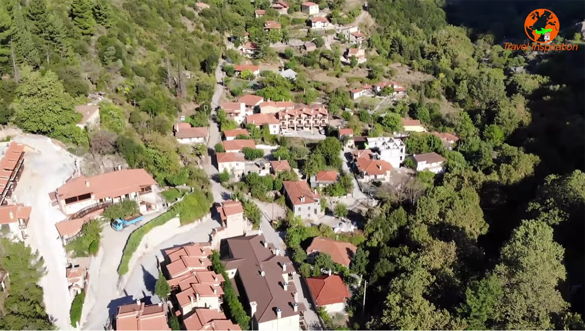 Το γοητευτικό χωριουδάκι της Πελοποννήσου, χτισμένο στα βάθη ενός καταπράσινου φαραγγιού