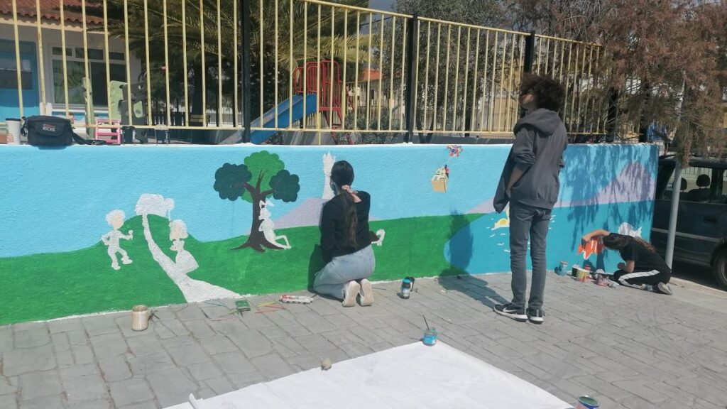 Μαθητές ζωγραφίζουν το 1ο Νηπιαγωγείο Ερμιόνης
