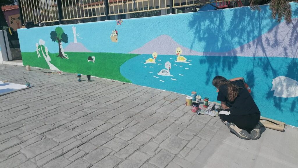 Μαθητές ζωγραφίζουν το 1ο Νηπιαγωγείο Ερμιόνης
