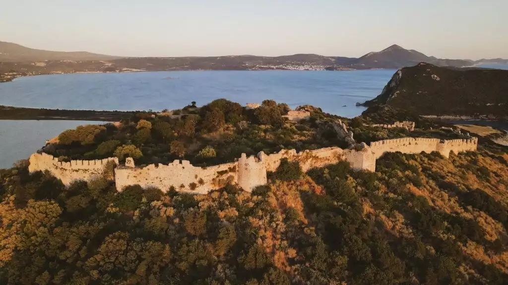 Αυτό το κάστρο της Πελοποννήσου έχει μια θέα εξαίσιας γαλήνης και φωτεινής απεραντοσύνης