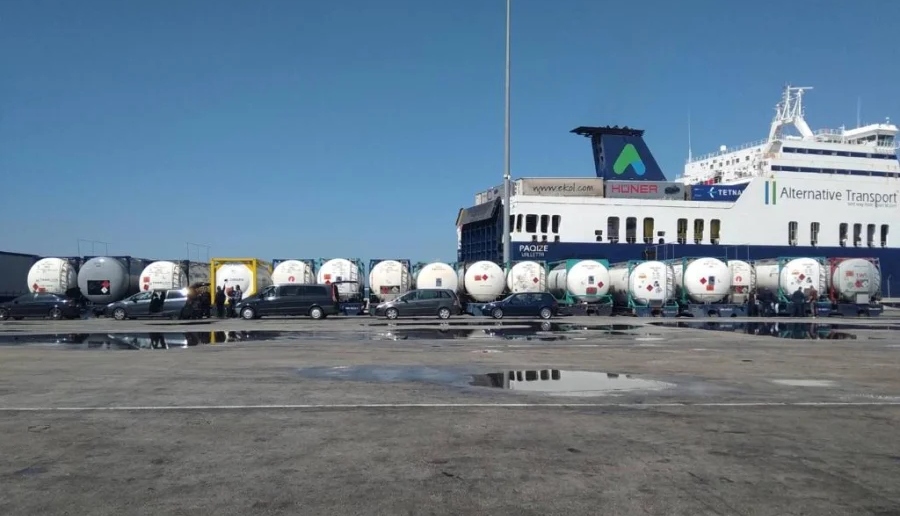 Λαβράκι στο λιμάνι της Πάτρας: Στην τσιμπίδα της ΑΑΔΕ 500.000 λίτρα παράνομων διαλυτών
