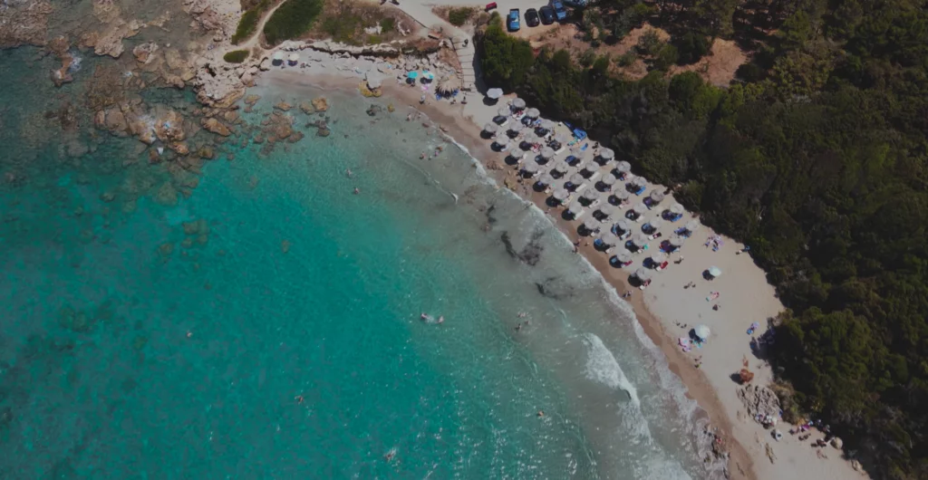 Δύο από τις ομορφότερες παραλίες της Πελοποννήσου σε ένα βίντεο