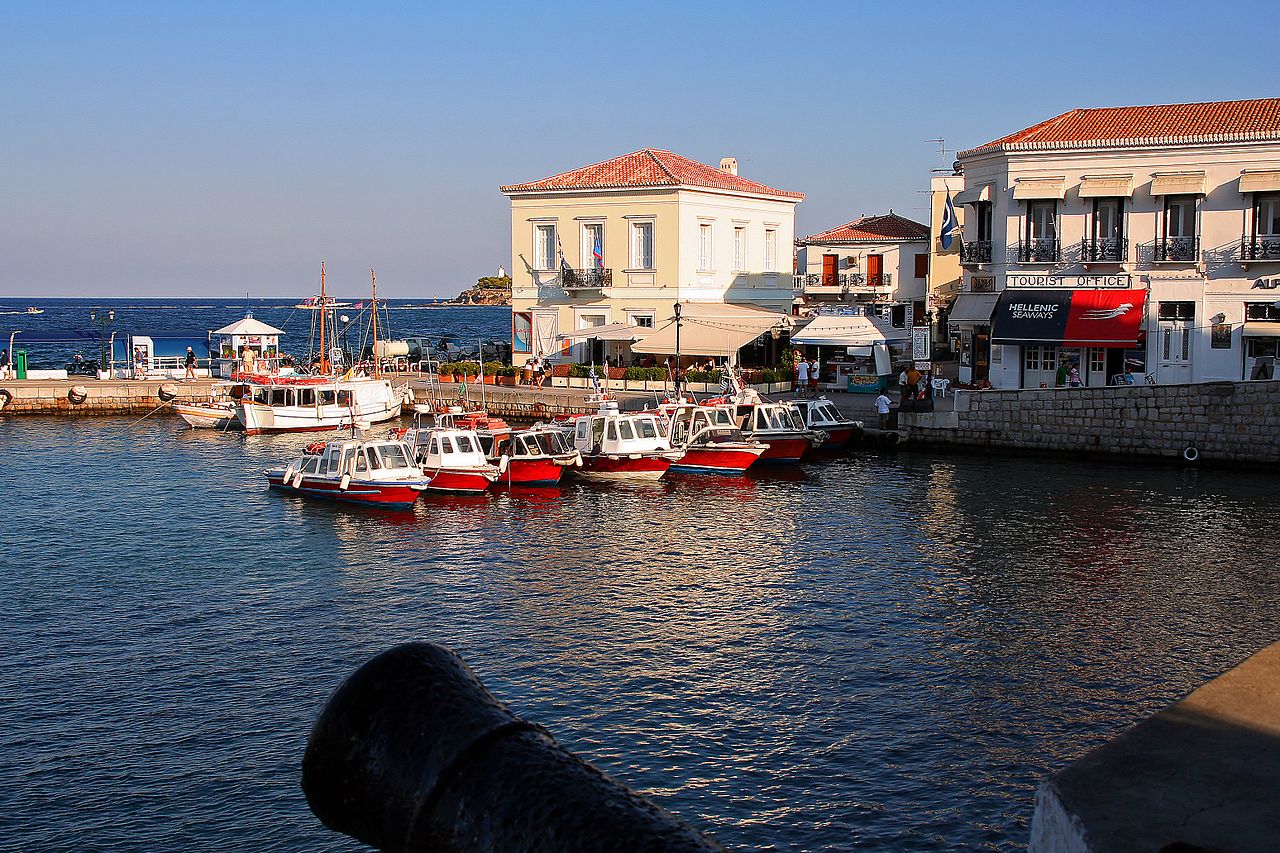 Σπέτσες: Χωρίς νερό με 15.000 επισκέπτες – Παρατυπίες με την υδροφόρα που έστειλαν στο Ναύπλιο