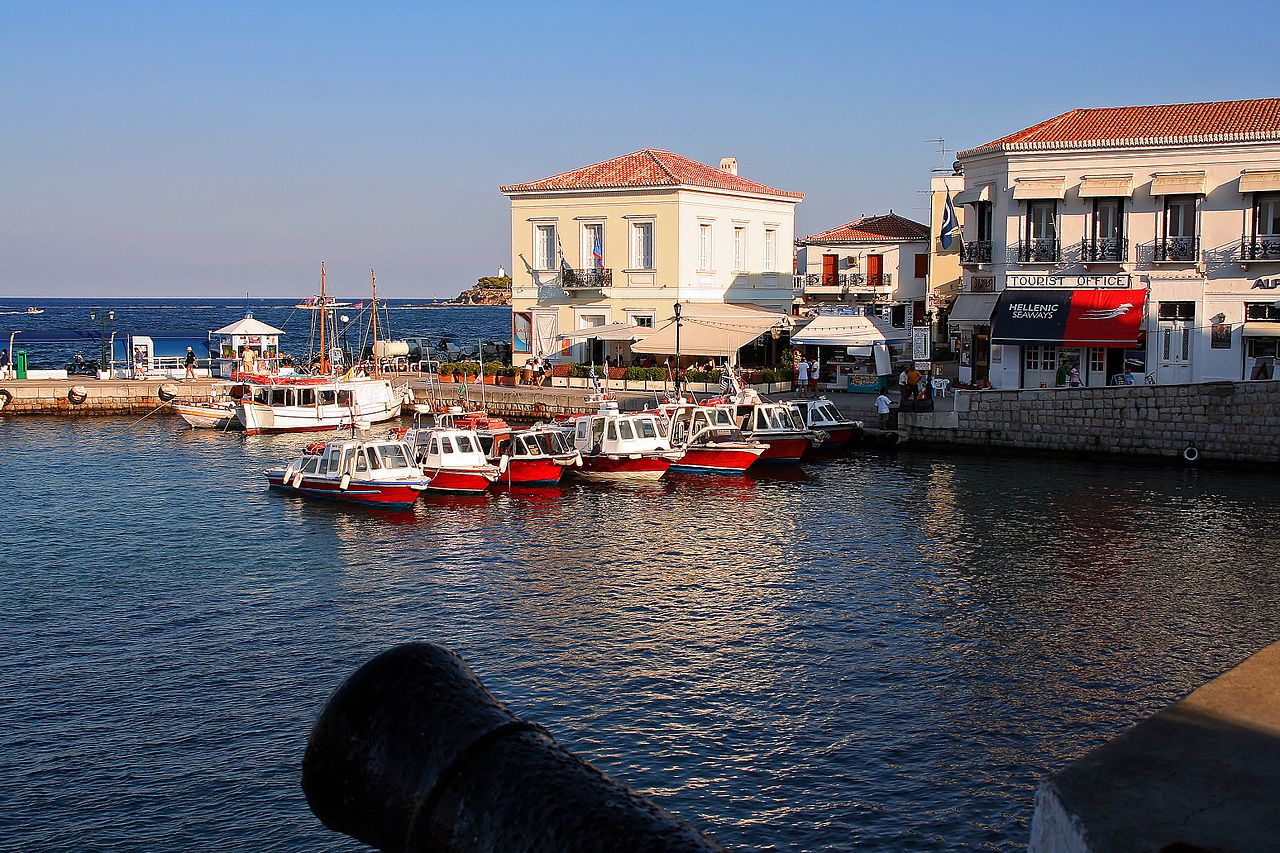 Τριήμερο στις Σπέτσες: Ένας ένας στο δωμάτιο οι βουλευτές του ΣΥΡΙΖΑ – Το κόστος διαμονής