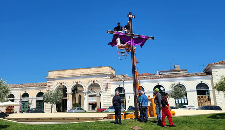 Ένας τεράστιος σταυρός έτοιμος να υποδεχθεί τους επιτάφιους στο Άργος