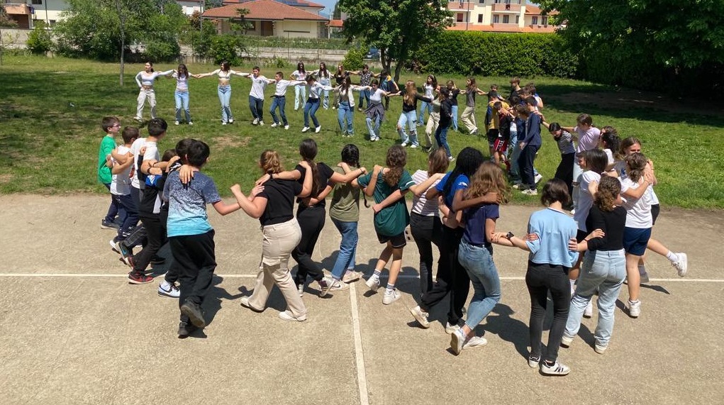 Μαθητές Γυμνασίου από το Ναύπλιο έφεραν το συρτάκι στην Ιταλία