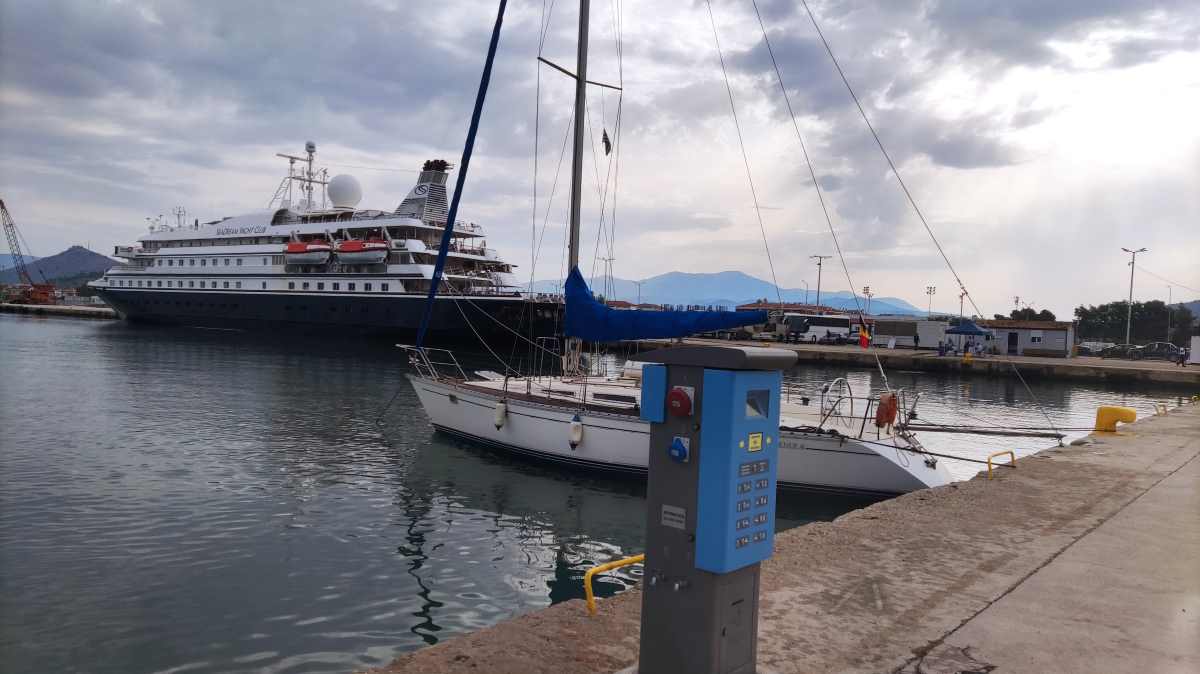 Τουρίστες εν μέσω εκλογών αποβιβάστηκαν στο Ναύπλιο. Το κρουαζιερόπλοιο SEADREAM1, στο λιμάνι