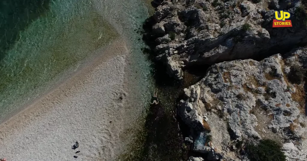 Η εκπληκτική παραλία της Κορινθίας με την φυσική νεροτσουλήθρα που λατρεύουν τα παιδιά
