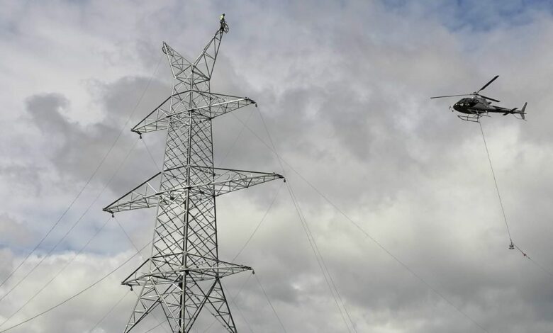 Εργασίες ενσυρμάτωσης πυλώνων στη νέα Γραμμή Μεταφοράς 400 kv Μεγαλόπολης Πάτρας