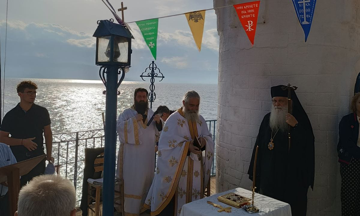 Ναύπλιο: Γιορτάζει το εκκλησάκι της Καραθώνας με θέα στο απόλυτο γαλάζιο
