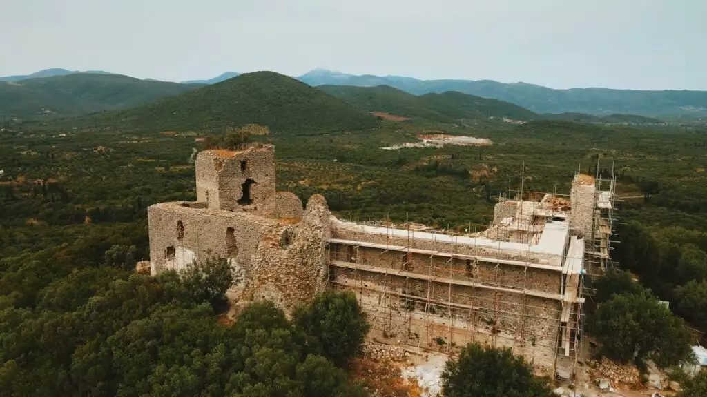 Το άγνωστο μεσαιωνικό οχυρό που αγναντεύει τον Μεσσηνιακό κάμπο