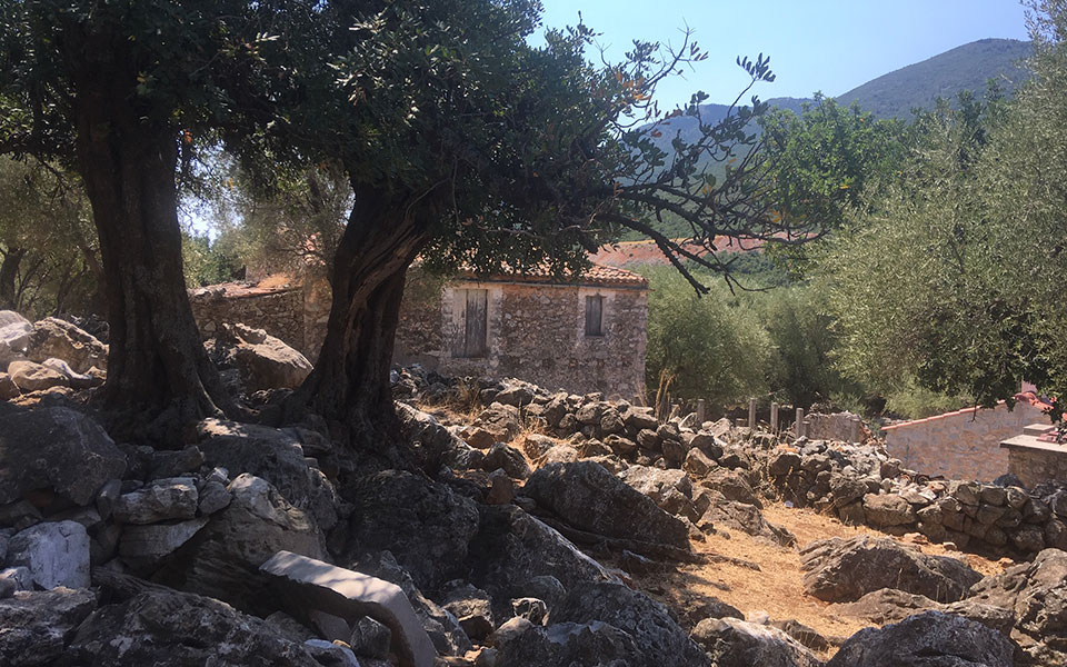 Ένα χωριό – φάντασμα, καλά κρυμμένο κάπου στην Πελοπόννησο