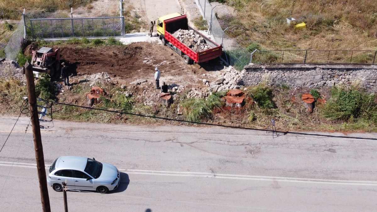 Ναύπλιο: Γκρέμισαν τη μάντρα του στρατοπέδου μετά την κοπή των δέντρων – Θα γίνει είσοδος για την Πυροσβεστική;